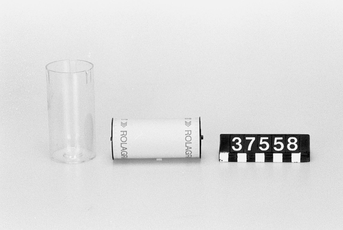Heltransistoriserad med sju transistorer och tryckta kretsar i såväl apparat som mikrofon. Nät- eller batteridrift. Anslutning för mik, fotkontroll och hörlurar, radsökare. Inspelning på järnoxidfolie med skrivbart skikt på ena sidan. Radering vid nyinspelning eller med separat radermagnet. Försedd med 2 AEG-motorer och 2 Siemens-reläer.