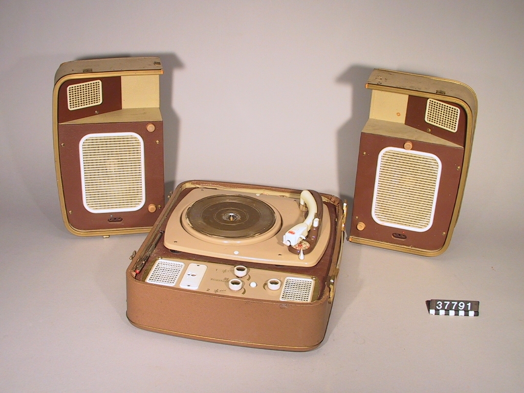 Stereogrammofon, med två högtalare i locket. 9+9 W uteffekt. 16, 33, 45, 78 varv/min.