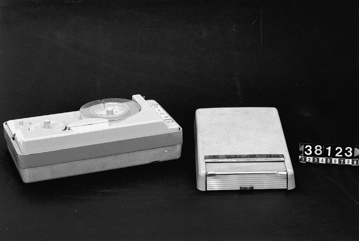 Dikteringsmaskin. För magnetiskt ljud på rullband. Portabel, batteridriven variant. Saknar dock mikrofon