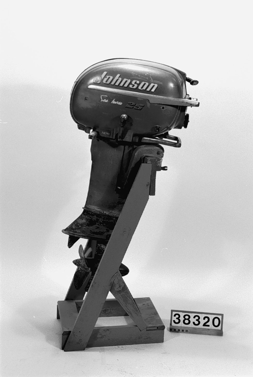 Utombordsmotor. Grön, strömlinjeformad kåpa. 3-bladig propeller. 585 cc. Serial No 1047260.