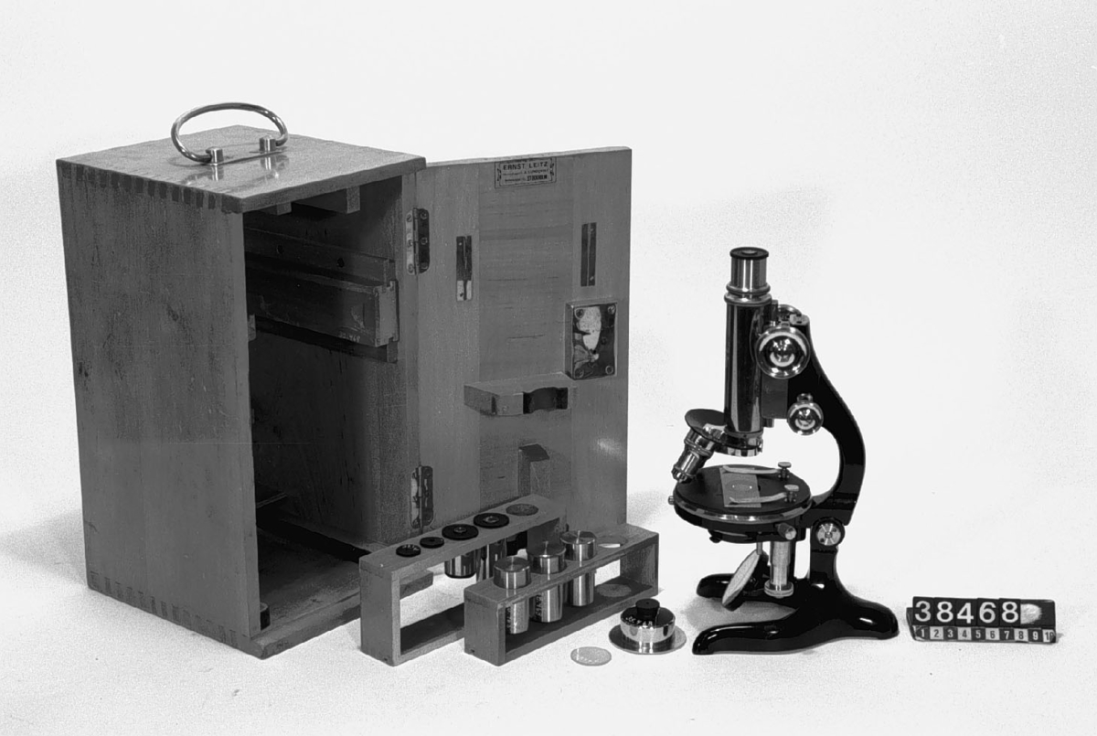 This microscope from the 1920s has multiple objectives on a rotating holder. It made it possible to quickly switch between different magnification levels. With replaceable optics and eyepieces and with a strong light source, the microscopist could study the specimen closely. At the same time, an innovation in microscopy is knocking on the door: the electron microscope. With the help of electron lenses, it became possible to study molecules and atoms.
