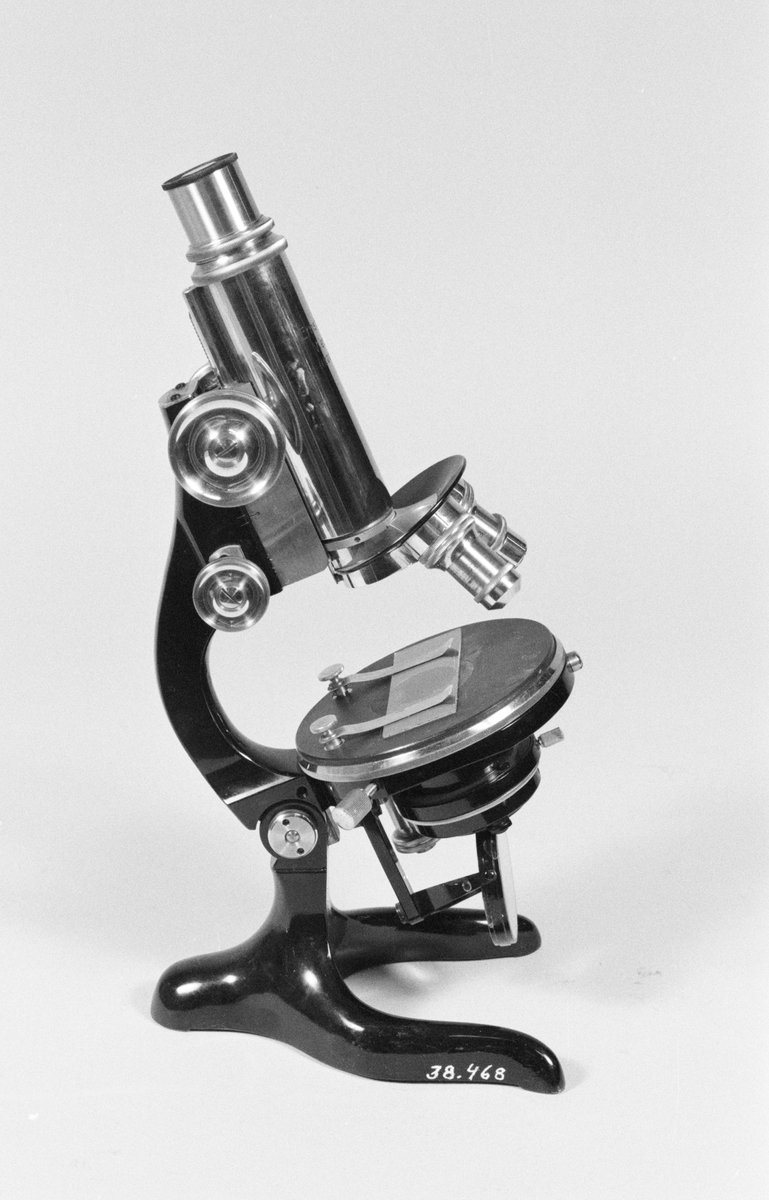 This microscope from the 1920s has multiple objectives on a rotating holder. It made it possible to quickly switch between different magnification levels. With replaceable optics and eyepieces and with a strong light source, the microscopist could study the specimen closely. At the same time, an innovation in microscopy is knocking on the door: the electron microscope. With the help of electron lenses, it became possible to study molecules and atoms.
