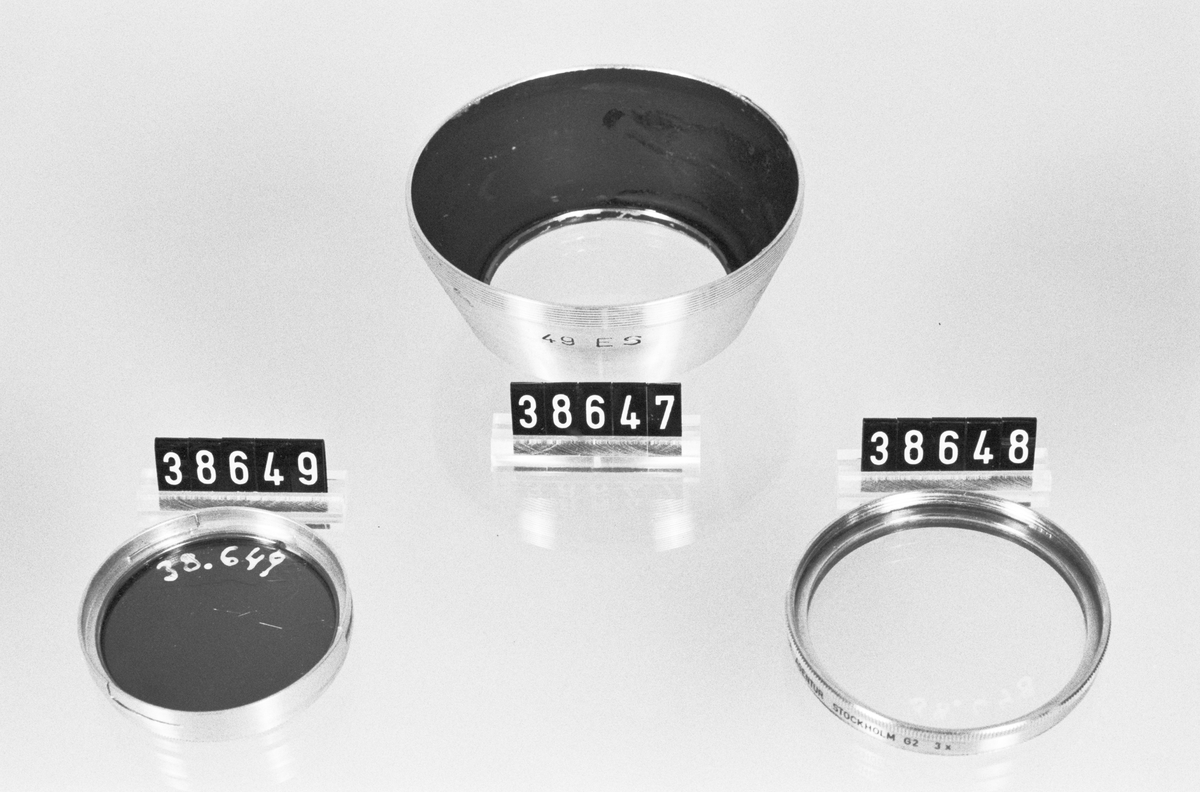 Gulfilter till Exakta-kamera. Beteckning: G2 3 x 49 x 0.75, i läderetui. Filtret märkt: A/B Exakta Agentur Stockholm. Läderetuiet märkt: Heliopan Made in Germany.
Tillbehör: Läderetui.