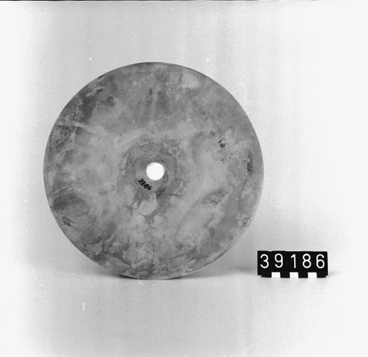 Matris, s.k. "fadermatris" vid tillverkning av grammofonskivor. Galvaniskt framställd nickelplåt. Centrumhål diameter: 20 mm, höjd: 0.3 mm.