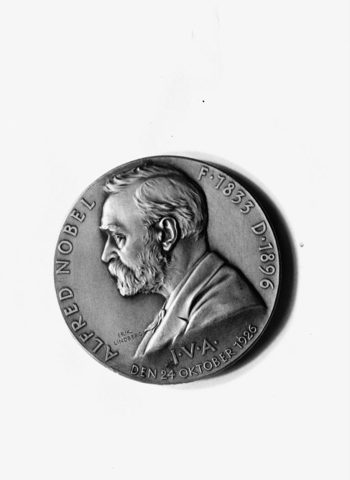 Medalj av brons i etui, slagen av Ingenjörsvetenskapsakademien över Alfred Nobel. Tjocklek: 25 mm. Åtsidan: bröstbild i lågrelief och text: "Alfred Nobel f. 1833, d. 1896. I.V.A. den 24 oktober 1926". Frånsidan: "Prometeusfigur i lågrelief. Graverad av Erik Lindberg.