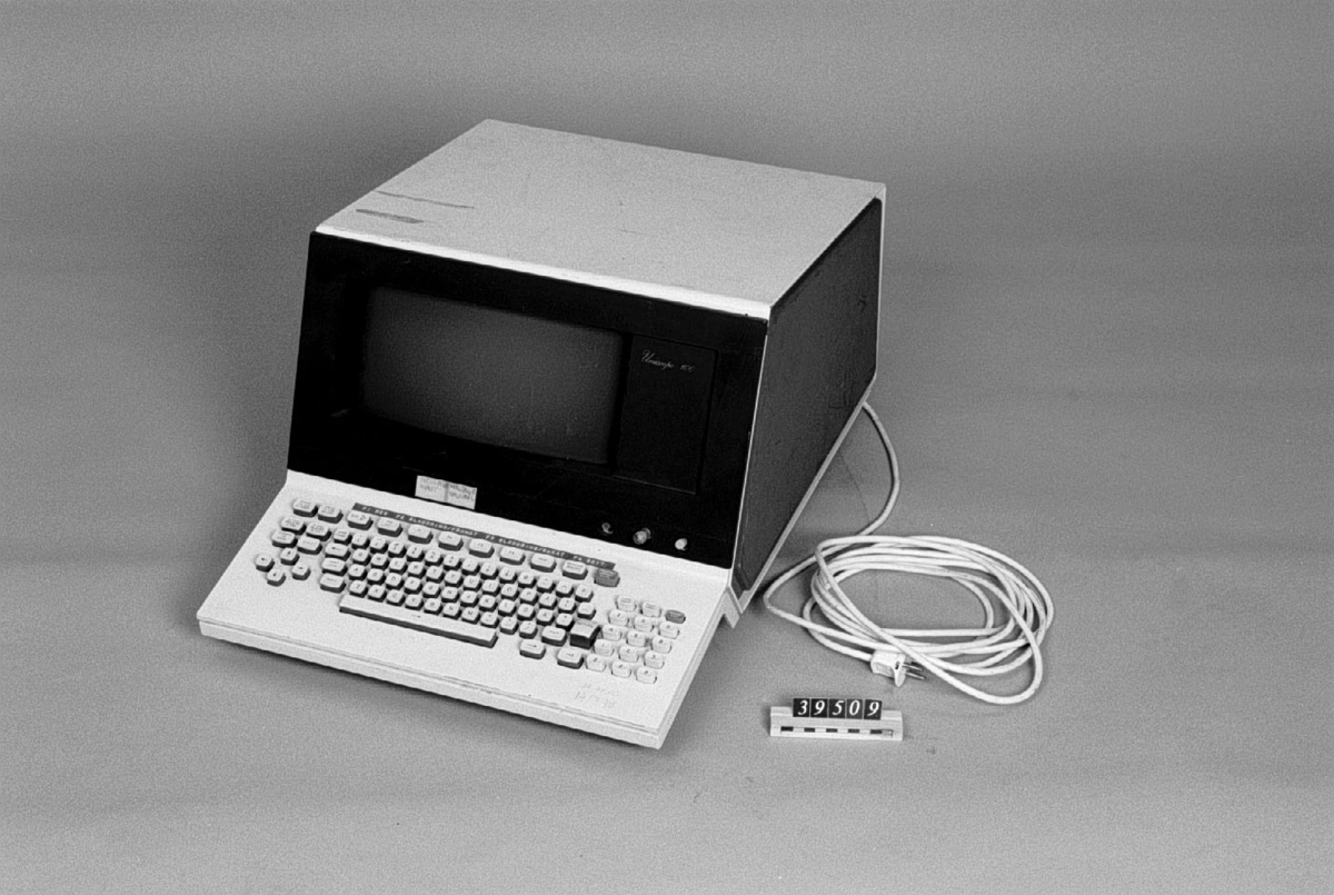 Alfanumerisk terminal för anslutning till stordator i serien Univac 1100. Pulpetformat hölje av svart och vit stålplåt. Den utskjutande delen med tangentbordet består av två gjutmetalldelar. Tangentbord med svenska tecken, numerisk del och funktionstangenter. Bildskärm av CRT-typ. Tre kontrollreglage på frontpanelen under bildskärmen. Beroende på storleken på inbyggt minne kunde den visa 480, 512, 960 eller 1024 tecken ur uppsättningen ASCII-96. Alla tecken var versaler.