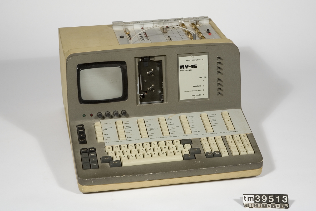 Dator med pulpetformat ytterhölje av beige plast. Tangentbord med svensk teckenuppsättning, därtill numerisk del och funktionstangenter. Inbyggd bildskärm av katodstråletyp på fronten, därunder reglage för justering. Åtta miniatyromkopplare för styrning av skrivare. Panel på fronten förefaller saknas. Fjorton expansionskort på ovansidan. Ventilationsgaller på sidorna och baktill. Strömbrytare och jordad nätanslutning på vänster sida.  
Skrivare Philips PER 3100. Ytterhölje av ljusgrå plast. Traktor- och friktionsmatning. Reglage samt lysdiod på ovansida. 25-pols D-sub (samt) jordad nätanslutning på baksidan. Papper med utskrift av ett BASIC-program sitter kvar.
Tillbehör: En kartong, vikt 10 kg, innehåller: 3 pärmar med instruktioner, offerter, tabeller och annan data. 10 oöppnade röda paket Kores färgband i nylon, Twin-spool samt tre öppnade. 24 kassettband, Luxor, Scotch, Tele-ekonomi 2 kretskort 1 påse med 18 elektriska komponenter märkt H15A1 1 påse med låsbricka för färgband 1 sladd för skrivare 2 strömkablar Hur man startar: Band 21029 Program +start FA I. Se under flik 8 i pärmen. V24 kort till printer