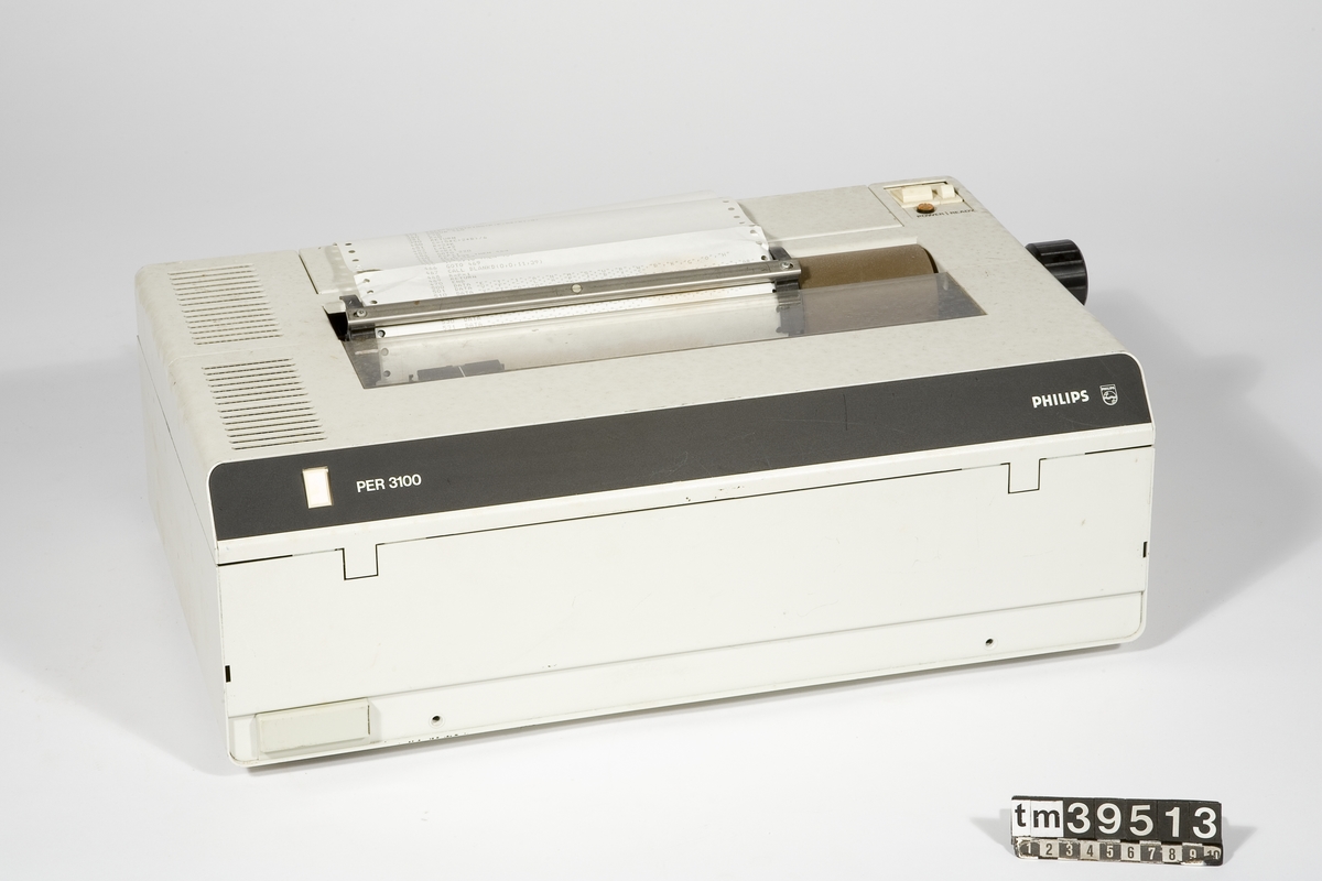 Dator med pulpetformat ytterhölje av beige plast. Tangentbord med svensk teckenuppsättning, därtill numerisk del och funktionstangenter. Inbyggd bildskärm av katodstråletyp på fronten, därunder reglage för justering. Åtta miniatyromkopplare för styrning av skrivare. Panel på fronten förefaller saknas. Fjorton expansionskort på ovansidan. Ventilationsgaller på sidorna och baktill. Strömbrytare och jordad nätanslutning på vänster sida.  
Skrivare Philips PER 3100. Ytterhölje av ljusgrå plast. Traktor- och friktionsmatning. Reglage samt lysdiod på ovansida. 25-pols D-sub (samt) jordad nätanslutning på baksidan. Papper med utskrift av ett BASIC-program sitter kvar.
Tillbehör: En kartong, vikt 10 kg, innehåller: 3 pärmar med instruktioner, offerter, tabeller och annan data. 10 oöppnade röda paket Kores färgband i nylon, Twin-spool samt tre öppnade. 24 kassettband, Luxor, Scotch, Tele-ekonomi 2 kretskort 1 påse med 18 elektriska komponenter märkt H15A1 1 påse med låsbricka för färgband 1 sladd för skrivare 2 strömkablar Hur man startar: Band 21029 Program +start FA I. Se under flik 8 i pärmen. V24 kort till printer