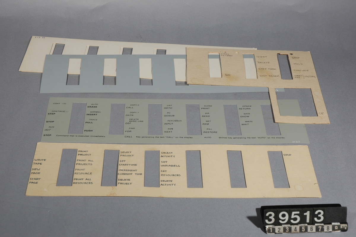 Dator med pulpetformat ytterhölje av beige plast. Tangentbord med svensk teckenuppsättning, därtill numerisk del och funktionstangenter. Inbyggd bildskärm av katodstråletyp på fronten, därunder reglage för justering. Åtta miniatyromkopplare för styrning av skrivare. Panel på fronten förefaller saknas. Fjorton expansionskort på ovansidan. Ventilationsgaller på sidorna och baktill. Strömbrytare och jordad nätanslutning på vänster sida.  
Skrivare Philips PER 3100. Ytterhölje av ljusgrå plast. Traktor- och friktionsmatning. Reglage samt lysdiod på ovansida. 25-pols D-sub (samt) jordad nätanslutning på baksidan. Papper med utskrift av ett BASIC-program sitter kvar.
Tillbehör: En kartong, vikt 10 kg, innehåller: 3 pärmar med instruktioner, offerter, tabeller och annan data. 10 oöppnade röda paket Kores färgband i nylon, Twin-spool samt tre öppnade. 24 kassettband, Luxor, Scotch, Tele-ekonomi 2 kretskort 1 påse med 18 elektriska komponenter märkt H15A1 1 påse med låsbricka för färgband 1 sladd för skrivare 2 strömkablar Hur man startar: Band 21029 Program +start FA I. Se under flik 8 i pärmen. V24 kort till printer