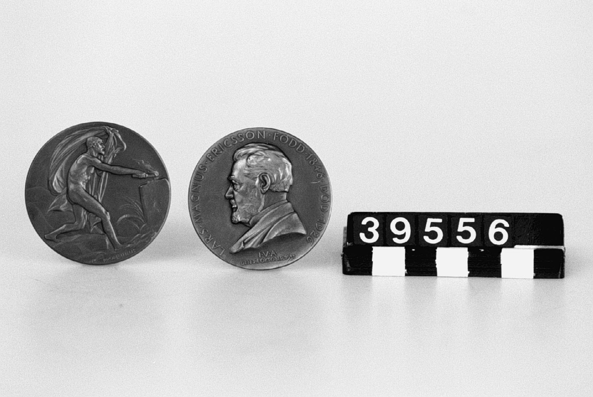 Medalj i brons. Åtsidan: Porträtt, vänsterprofil av L.M.Ericsson, text runt porträttet: "Lars Magnus Ericsson Född 1846 Död 1926 IVA 24 oktober 1931". Frånsidan: Prometheus.