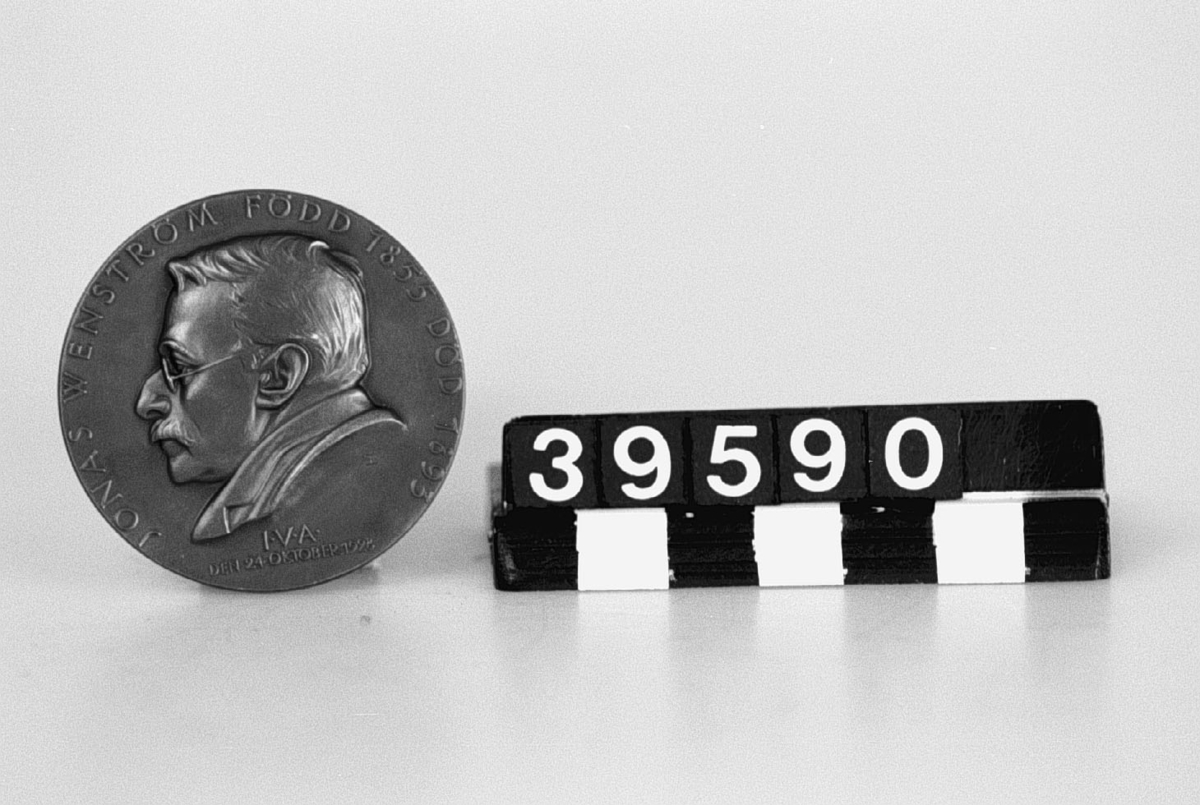 Medalj i brons. Åtsidan: Porträtt, vänsterprofil av J.Wenström, text runt porträttet "Jonas Wenström Född 1855 Död 1893 IVA den 24 oktober 1928". Baksidan: Prometheus.