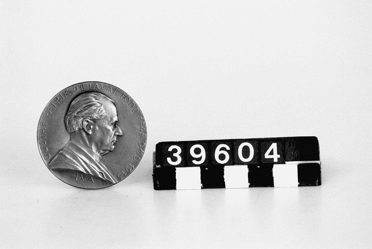 Medalj i brons. Åtsidan: Porträtt, högerprofil av G. de Laval, text runt porträttet: "Gustaf Patrik de Laval Född 1845 Död 1913 IVA". Baksidan: "Gustaf de lavals anda C Richard Söderberg 8.5 1968".