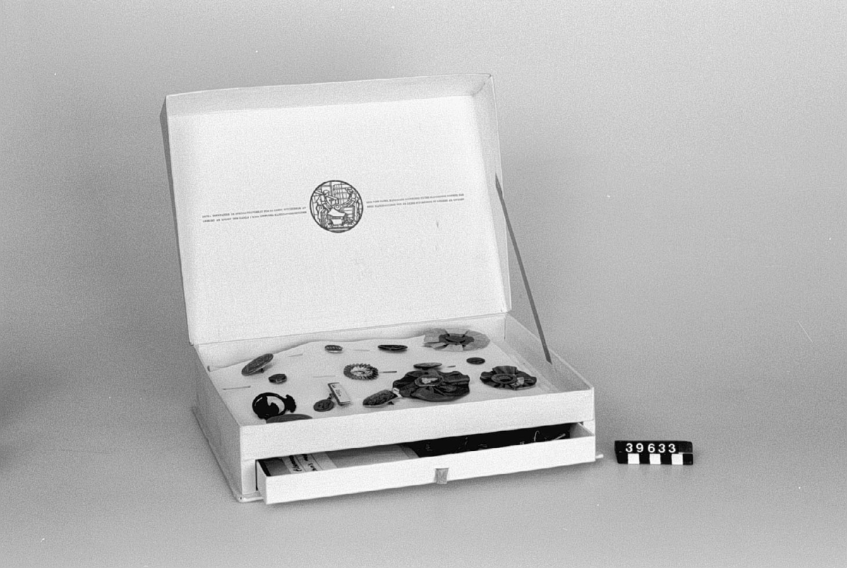 En samling märkesnålar ur Torsten Althins samling, 108 st. däribland: Nordiska pappers- och cellulosaingenjörsföreningarnas kongress Stockholm 1936 Svenska Flaggans dag Gustav V jubileum 1938, Gustaf V jubileum 1907-1947 Svenska Turistföreningen 1861-1936 Rikslantbruksmötet Stockholm 1946 Stockholm 1950 Atomen i vår tjänst Midsommaren 1924 XV Nordiska skolmötet Stockholm 1948 SAS 35 år 1918-1953, Flyget 50 år 1903-1953 Korsnäs Bruk 100 år (2 st.) Prins Eugens Valdemarsudde Jubileumsutställningen i Göteborg 1878 års män 1897 års män Flygdagen 1928 Andra nordiska kyltekniska mötet Stockholm 27.- 30. 1930 Kulturmässan i Kalmar juni 1926 Svenska mässan. Göteborg 1929 Industri- och hantverksutställningen i Karlstad 1927 Funktionärsmärke vid fältskjutningarna i Kristianstad 1925