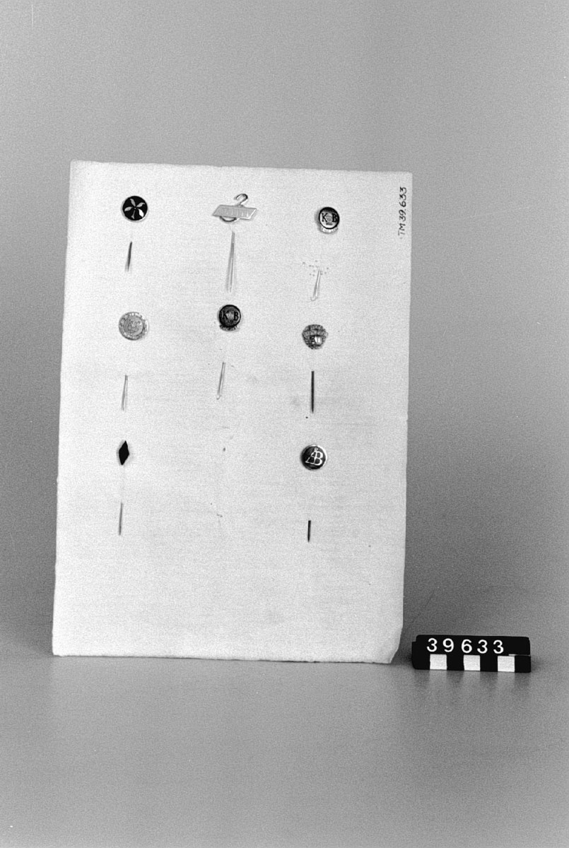 En samling märkesnålar ur Torsten Althins samling, 108 st. däribland: Nordiska pappers- och cellulosaingenjörsföreningarnas kongress Stockholm 1936 Svenska Flaggans dag Gustav V jubileum 1938, Gustaf V jubileum 1907-1947 Svenska Turistföreningen 1861-1936 Rikslantbruksmötet Stockholm 1946 Stockholm 1950 Atomen i vår tjänst Midsommaren 1924 XV Nordiska skolmötet Stockholm 1948 SAS 35 år 1918-1953, Flyget 50 år 1903-1953 Korsnäs Bruk 100 år (2 st.) Prins Eugens Valdemarsudde Jubileumsutställningen i Göteborg 1878 års män 1897 års män Flygdagen 1928 Andra nordiska kyltekniska mötet Stockholm 27.- 30. 1930 Kulturmässan i Kalmar juni 1926 Svenska mässan. Göteborg 1929 Industri- och hantverksutställningen i Karlstad 1927 Funktionärsmärke vid fältskjutningarna i Kristianstad 1925