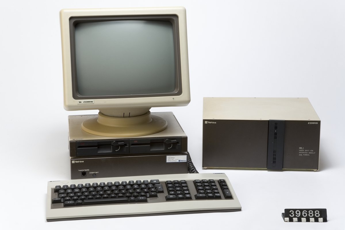 Centralenhet av beige plåt, frontpanel i svart plåt. Anslutningskontakt till tangentbord (RJ-45) och knapp på frontpanelen. Märkt TeleNova samt etikett "FÄLTPROV".  Anslutningskontakter på baksidan. Enheten är något högre än vad centralenheter till Compis normalt brukar vara.  Diskettenhet av beige plåt, frontpanel i svart plast. Två 5,25-tums diskettenheter. Fast monterad anslutningskabel samt kontakt för strömmatning på baksidan.  Tangentbord av beige och brun plast, undersida av plåt. QWERTY-layout med svenska tecken. Numerisk del och funktionstangenter med svenska kommandon (utplåna, inpassa, sök, avbryt osv.)  Bildskärm av beige plast. Vrid- och tippbar genom ledad montering på bottenplattan. Lysdiod på framsidan. Strömbrytare, reglage för ljusstyrka och anslutningskontakter på baksidan. Skylt på framsida: "Teli Compis".  Extern hårddisk i låda av beige plåt med svart frontpanel. Hårddisken är monterad stående i mitten av lådan. Uppgift om kapaciteten saknas men bör vara 10 MB, då varianten med 30 MB som också nämns i broschyrer tar upp mer plats i panelen.
Tillbehör: Sladdställ, kabel med 8-pols DIN, tre kablar med okända kontakter, fem stift (strömmatning?).
Lösa delar: Fläktgaller i plast, fem ekrar, antagligen för att minska ljudnivån. Två lösa fragment från XJ8-kontakten.