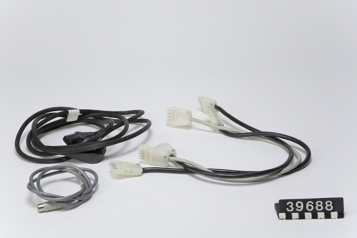 Centralenhet av beige plåt, frontpanel i svart plåt. Anslutningskontakt till tangentbord (RJ-45) och knapp på frontpanelen. Märkt TeleNova samt etikett "FÄLTPROV".  Anslutningskontakter på baksidan. Enheten är något högre än vad centralenheter till Compis normalt brukar vara.  Diskettenhet av beige plåt, frontpanel i svart plast. Två 5,25-tums diskettenheter. Fast monterad anslutningskabel samt kontakt för strömmatning på baksidan.  Tangentbord av beige och brun plast, undersida av plåt. QWERTY-layout med svenska tecken. Numerisk del och funktionstangenter med svenska kommandon (utplåna, inpassa, sök, avbryt osv.)  Bildskärm av beige plast. Vrid- och tippbar genom ledad montering på bottenplattan. Lysdiod på framsidan. Strömbrytare, reglage för ljusstyrka och anslutningskontakter på baksidan. Skylt på framsida: "Teli Compis".  Extern hårddisk i låda av beige plåt med svart frontpanel. Hårddisken är monterad stående i mitten av lådan. Uppgift om kapaciteten saknas men bör vara 10 MB, då varianten med 30 MB som också nämns i broschyrer tar upp mer plats i panelen.
Tillbehör: Sladdställ, kabel med 8-pols DIN, tre kablar med okända kontakter, fem stift (strömmatning?).
Lösa delar: Fläktgaller i plast, fem ekrar, antagligen för att minska ljudnivån. Två lösa fragment från XJ8-kontakten.