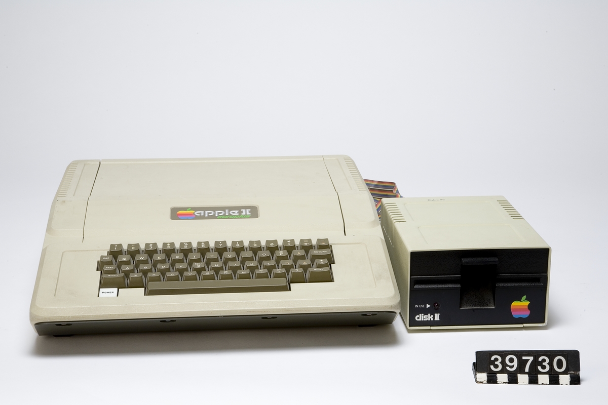 När persondatorn Apple II började säljas i USA 1977 var det den första färdigmonterade datorn för hemmamarknaden. 
Apple konstruerade datorn för att det skulle vara lätt för användarna att själva utveckla program. Detta var också precis vad många användare gjorde och en del av dem insåg att de kunde sälja sina program. Det fanns en stor efterfrågan på program till Apple II och andra hemdatorer. En ny näringsverksamhet med små mjukvaruföretag i hemmen började växa fram.