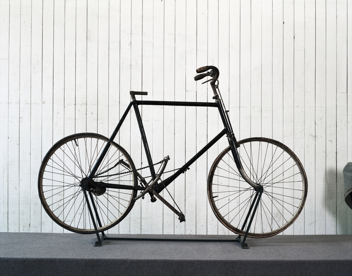 Ej komplett cykel, skärmar och sadel saknas. Ringklocka på vänster sida av styret. Ljus träfärg på fälgarna.