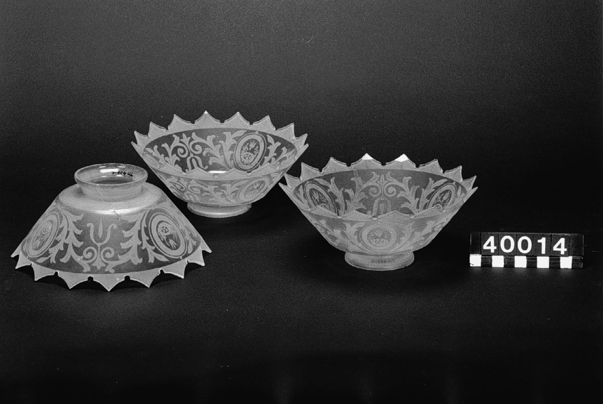 Tre lika, skålformiga av matt glas med uddar i ena änden, mönstrade, till taklampa. Passar till lampa TM29876. En kupa är spräckt. Diameter: 60 resp. 180 mm, höjd: 90 mm.