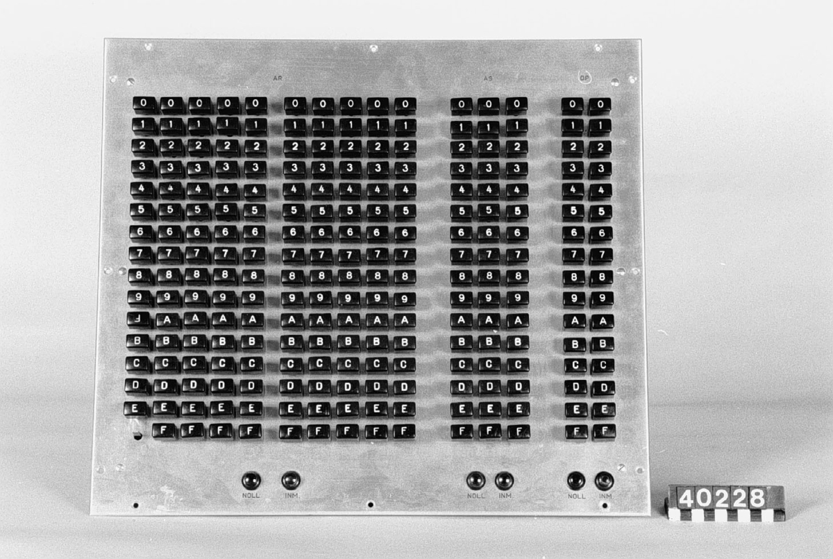 Manöverpanel av plåt till matematikmaskinen BESK. Hexadecimala knappar av plast. Använt för att programmera i hexadecimal kod. 10 tecken för AR (= aritmetiska minnet), 3 tecken för AS (= adressregister) och 2 tecken för OP (=operandregister) samt knapparna "NOLL" och "INM" för varje register.