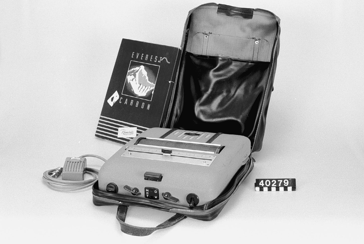 Diktafon med 13 medföljande magnetark i A4-format från 1957 förpackade i Everest Carbonask. Anslutningssladd saknas dock. Magnetarken används i stället för magnetband. 60W.
Tillbehör: Magnetark, bärväska av vinröd vinyl.