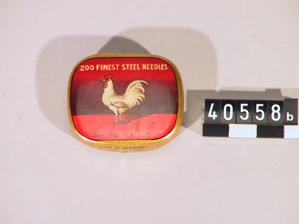 Plåtask med grammofonstift. 200 Finest Steel Needles med tupp på locket.