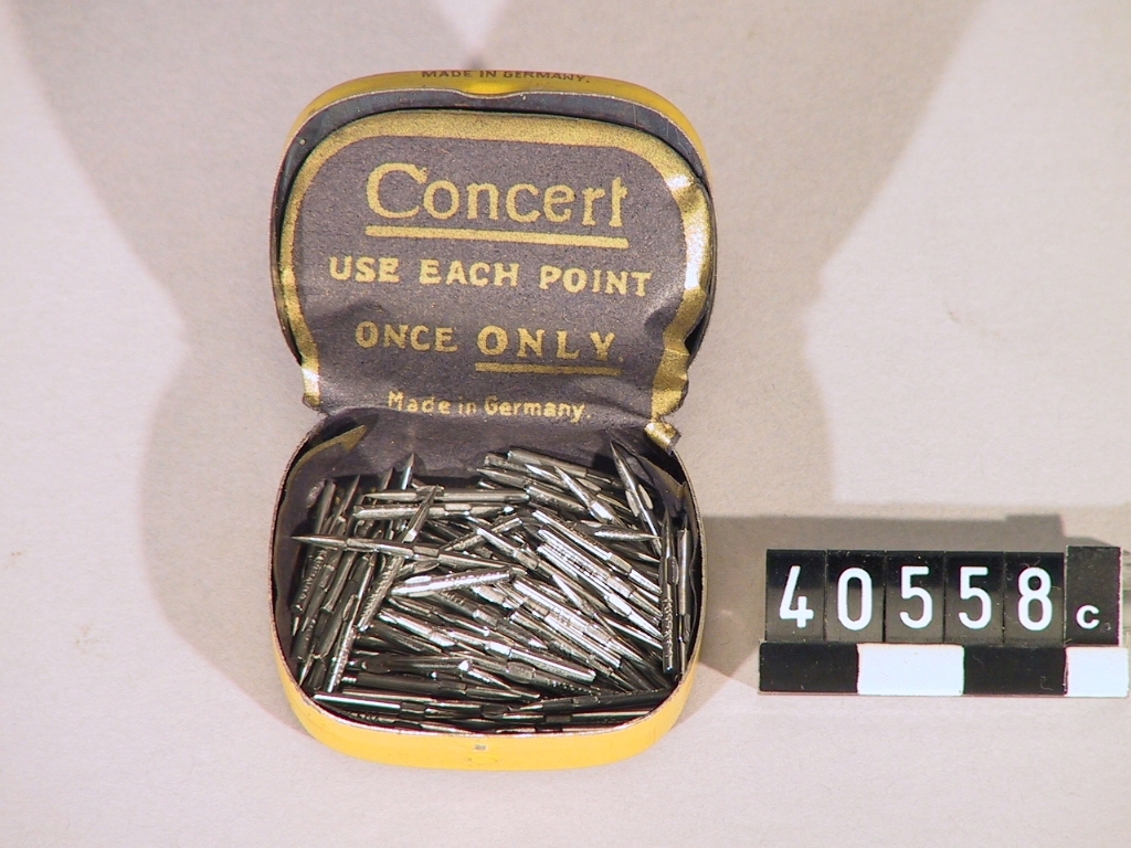 Plåtask med grammofonstift. 200 Finest Steel Needles med hund och barn på locket.