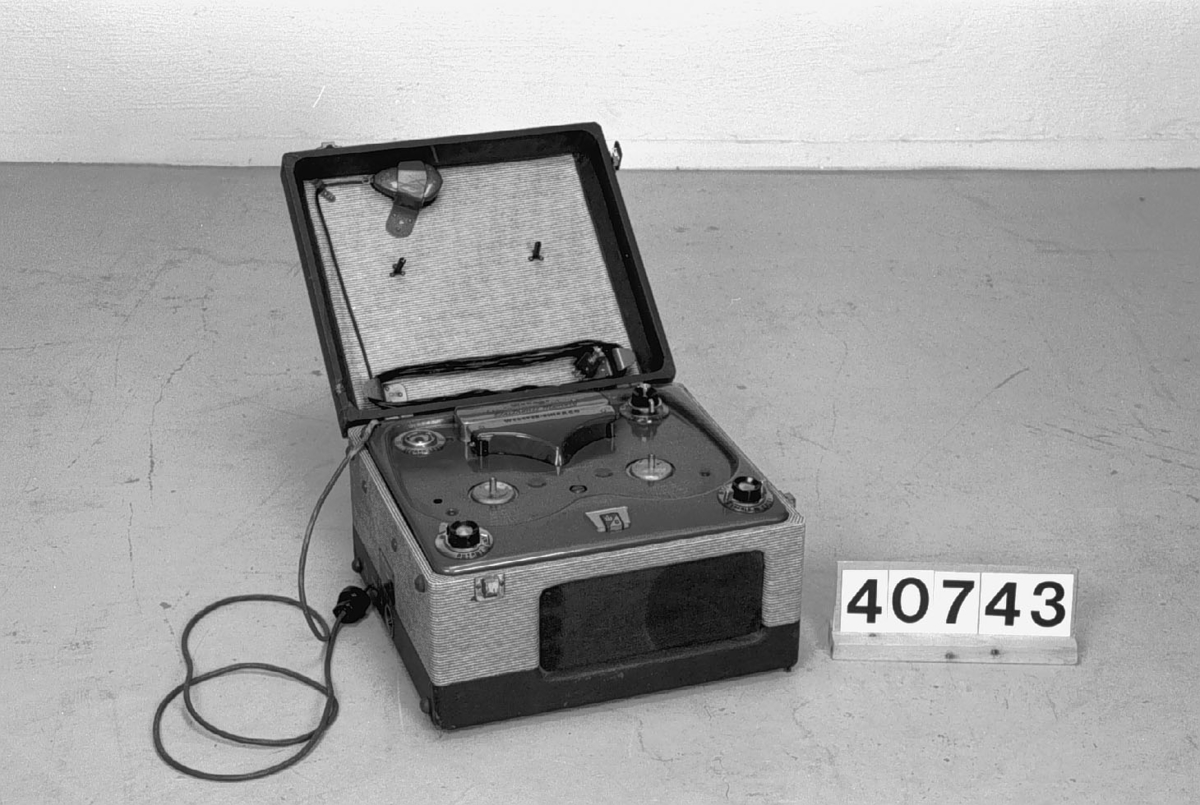 Bandspelare med inbyggd högtalare. 3 3/4, 7 1/4 m/s Rörförstärkare, 95 W.
Tillbehör: Mikrofon.