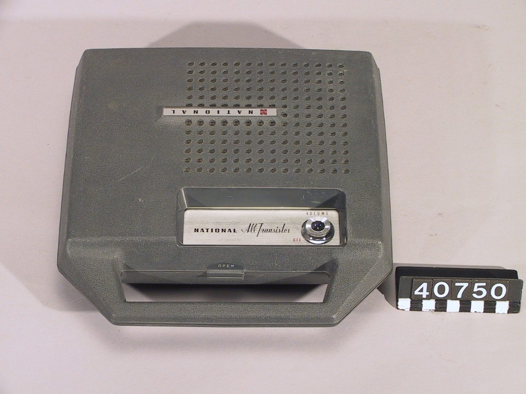 Grammofon av plast för batteri eller adapter, 9V. Hastighet 33 1/3. 45 varv/min
Tillbehör: Sex batterier D-storlek.