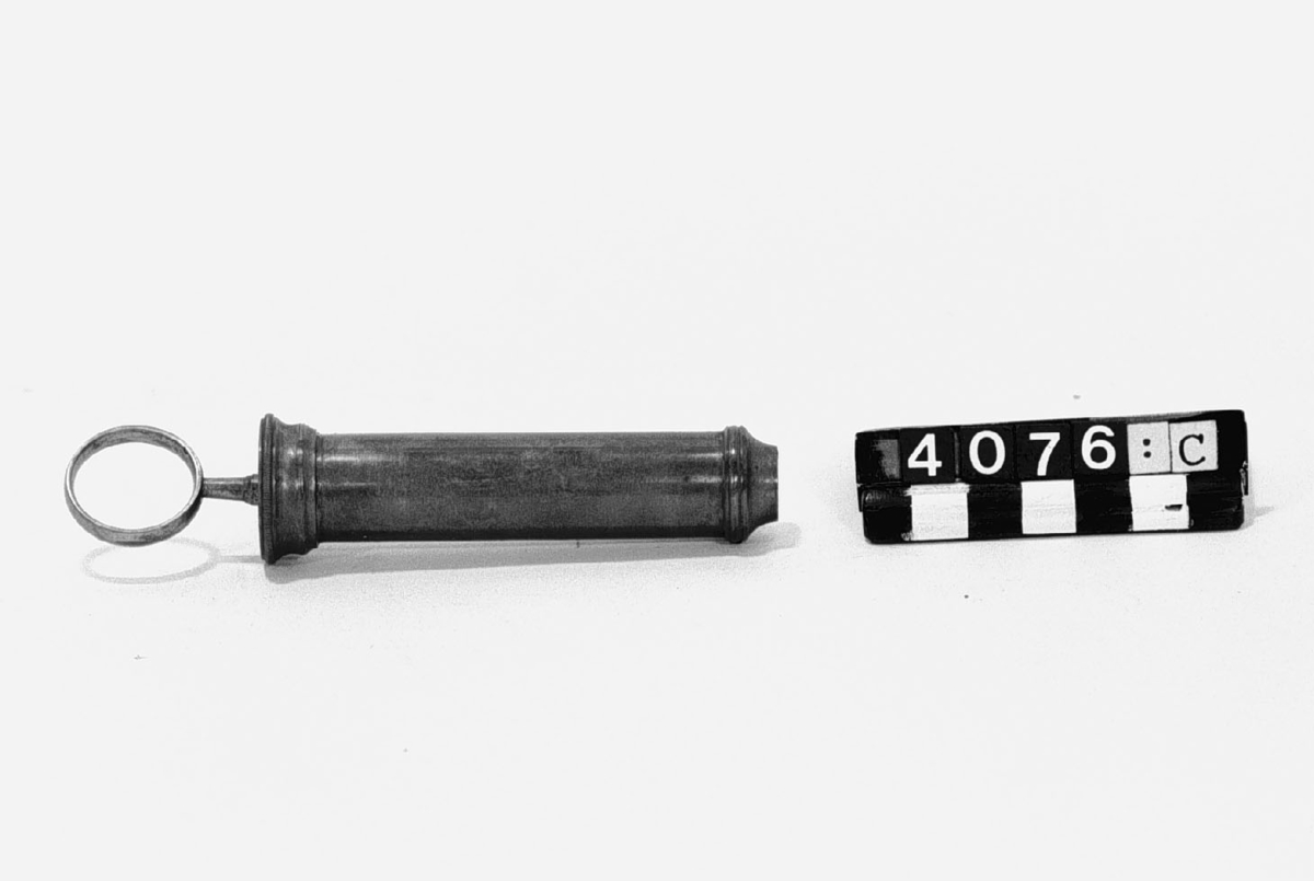 Pump, instrument för åderlåtning av kreatur.
