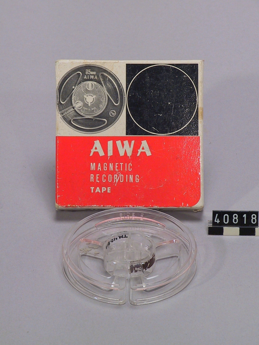 Magnetbandspole, 3 tum, med pappkartong.
Tillbehör: Pappkartong.