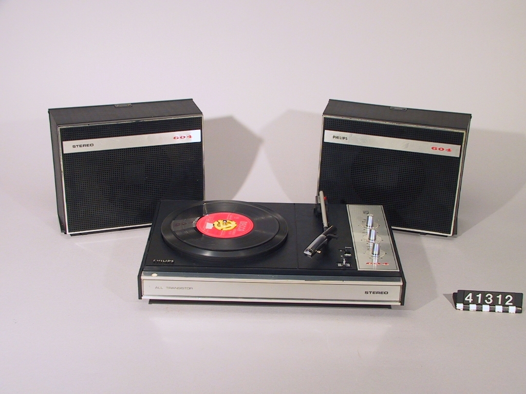 Stereogrammofon för nät eller batteridrift. 78,45 och 33 varv/min. 220 V eller batterier 6 x 1,5 V. Två högtalare som lock (kan tas isär och placeras ut). Heltransistoriserad.