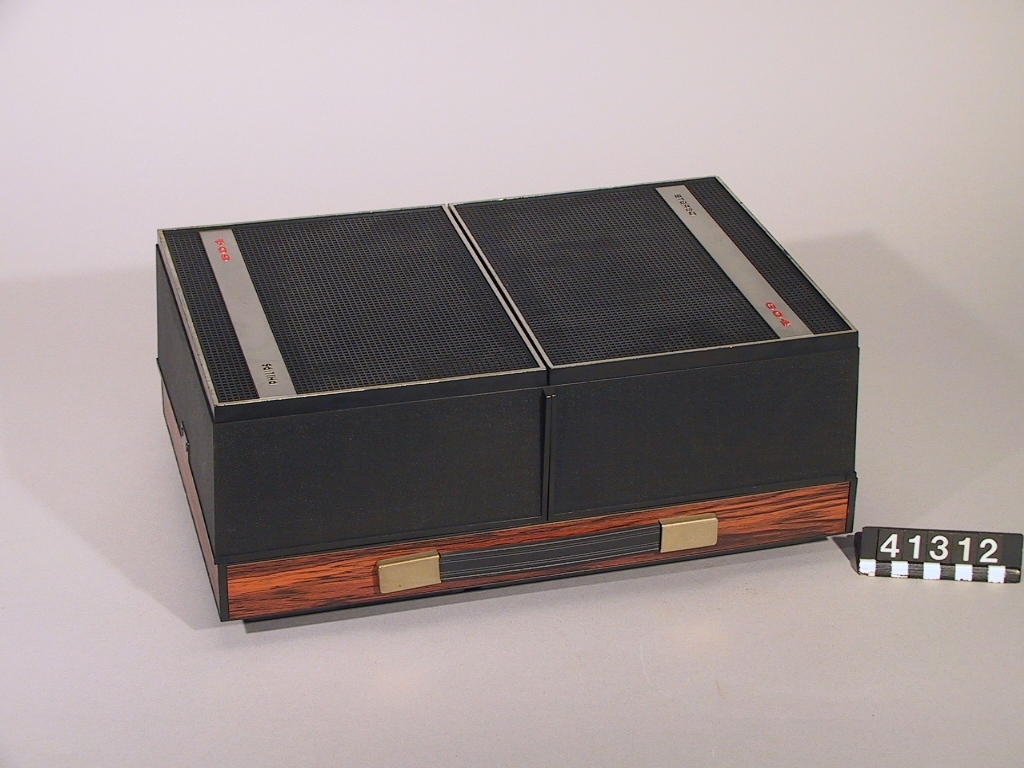Stereogrammofon för nät eller batteridrift. 78,45 och 33 varv/min. 220 V eller batterier 6 x 1,5 V. Två högtalare som lock (kan tas isär och placeras ut). Heltransistoriserad.