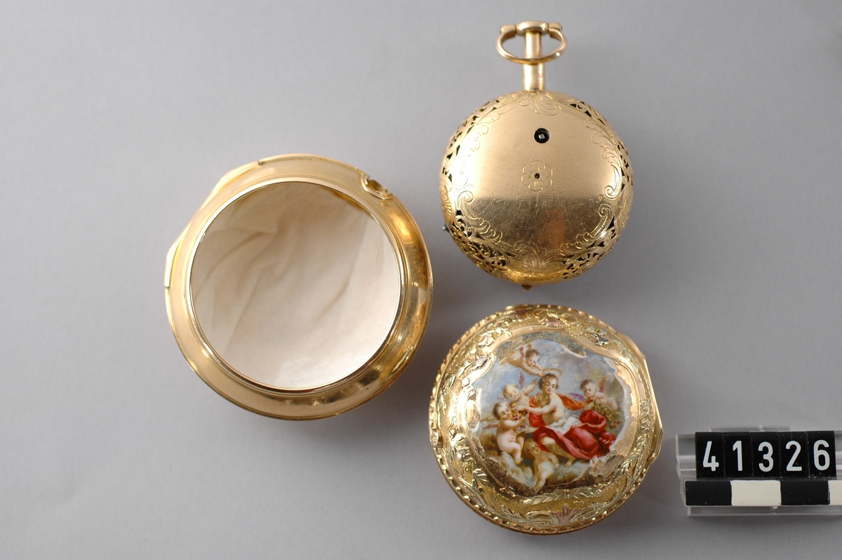 Repeterspindelur i dubbel guldboett. Sign Jean et Michel Vieussieux Ã  Genéve No 2833. Ca. 1750. Vit emaljtavla med stående romerska siffror, senare visare av guld avbrutna. Glasningen senare. Innerboetten graverad och genombruten. Ytterboetten av terefärgat guld i repoussé med emaljmålning (skadad). Skyddsboett av guld, stpl Stm, I.M. (Isak Malmborg). Tre kronor 18K. ZZ=1806. Urverket är helt, men gångfjädern är av.