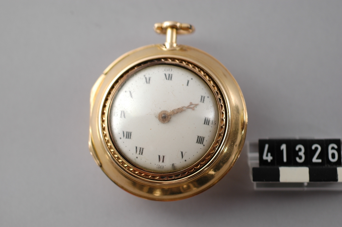 Repeterspindelur i dubbel guldboett. Sign Jean et Michel Vieussieux Ã  Genéve No 2833. Ca. 1750. Vit emaljtavla med stående romerska siffror, senare visare av guld avbrutna. Glasningen senare. Innerboetten graverad och genombruten. Ytterboetten av terefärgat guld i repoussé med emaljmålning (skadad). Skyddsboett av guld, stpl Stm, I.M. (Isak Malmborg). Tre kronor 18K. ZZ=1806. Urverket är helt, men gångfjädern är av.