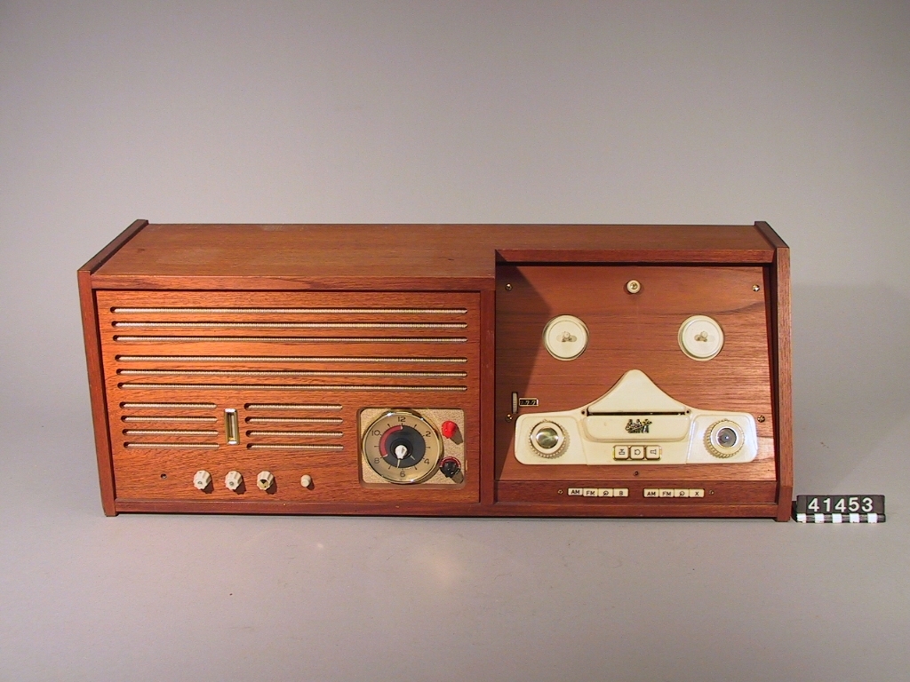 Bandspelare med radiomottagare för AM/FM. Med elektriskt synkronur för automaiskt till- och frånslag. 105 W.