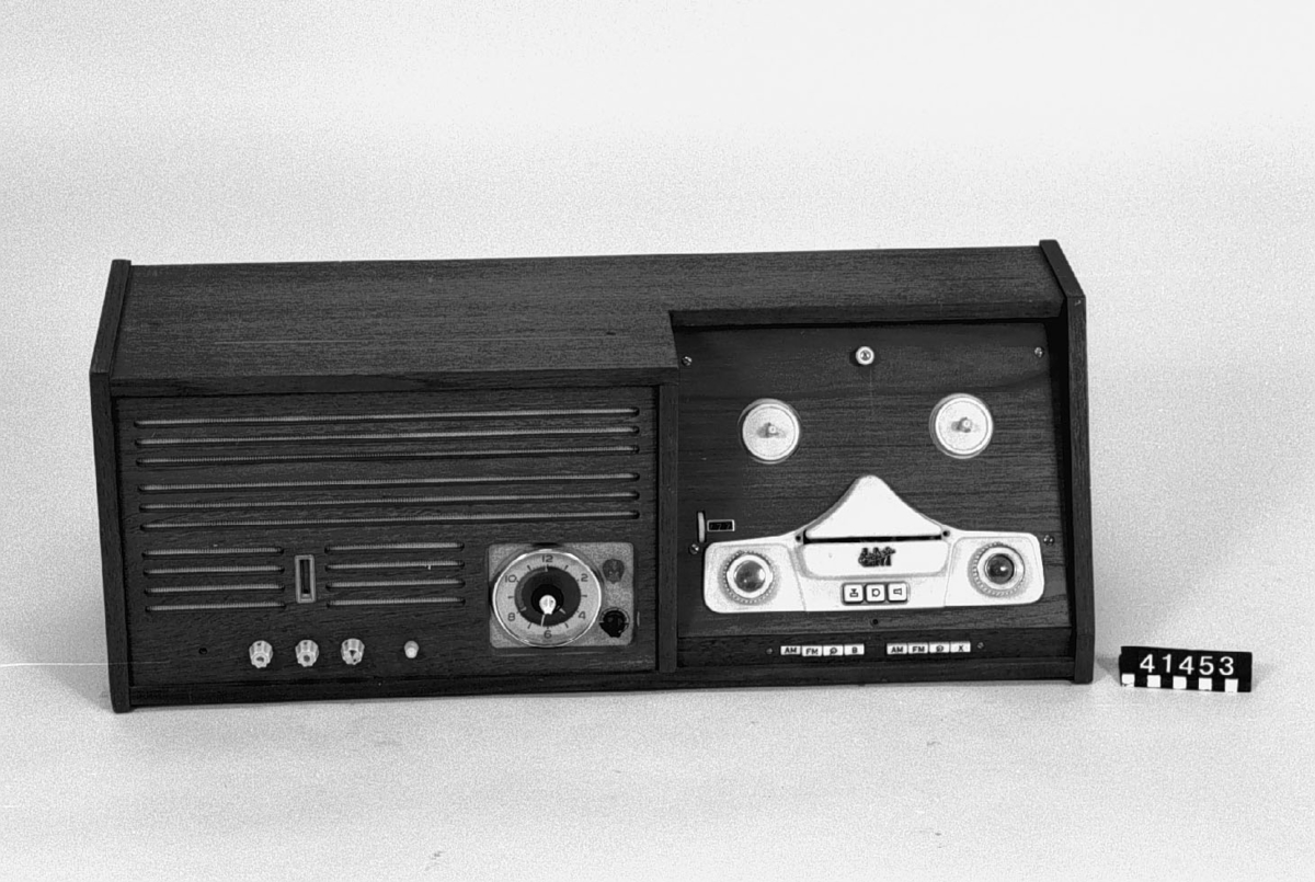 Bandspelare med radiomottagare för AM/FM. Med elektriskt synkronur för automaiskt till- och frånslag. 105 W.