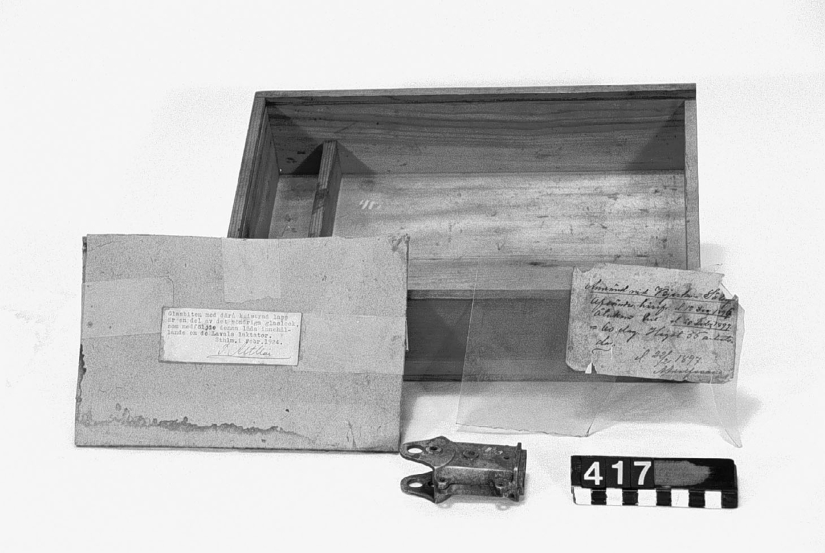 Låda innehållande en arm av Laktator, som varit i arbete en längre tid. Låda med glaslock.