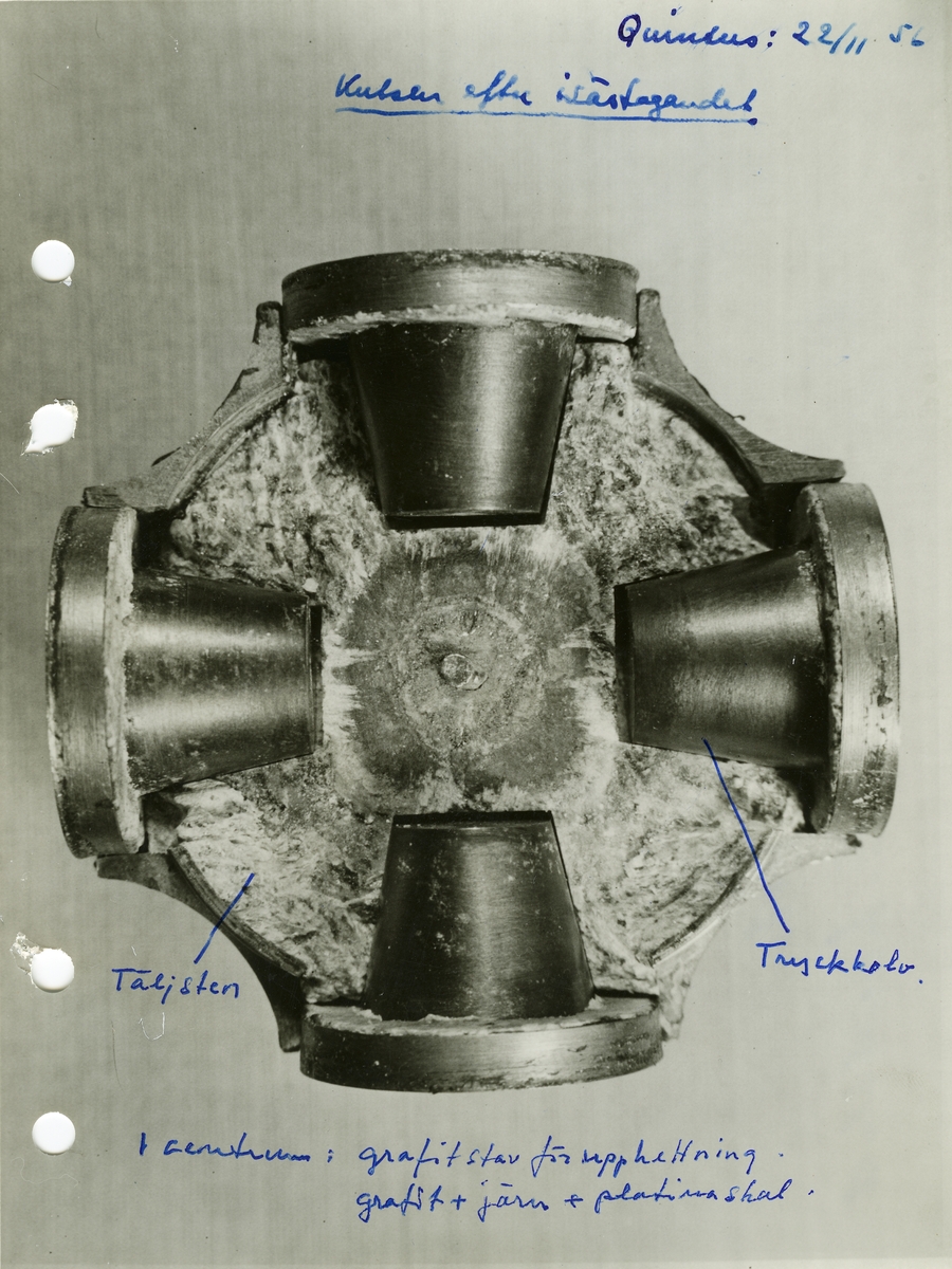 Diverse syntetiska diamanter. - Nicodur: metallbelagda diamanter. - RBD: diamanter för plastbundna slipskivor. - 140/170 RS: tidiga syntetiska diamanter ca 1963-1965 - Inplastat snitt av centralkapsel till Q-20. Diamanter framställda i högtryckskammare (P=5000 atm., T=1600 gr C., Diamanterna syns mellan koboltskivorna. - Hårdmetallstans till Hp-apparat Q-12. - Co-skivor till Q-20. - Diamanter för metallbundna slipskivor.