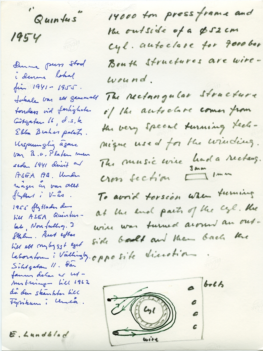 Diverse syntetiska diamanter. - Nicodur: metallbelagda diamanter. - RBD: diamanter för plastbundna slipskivor. - 140/170 RS: tidiga syntetiska diamanter ca 1963-1965 - Inplastat snitt av centralkapsel till Q-20. Diamanter framställda i högtryckskammare (P=5000 atm., T=1600 gr C., Diamanterna syns mellan koboltskivorna. - Hårdmetallstans till Hp-apparat Q-12. - Co-skivor till Q-20. - Diamanter för metallbundna slipskivor.