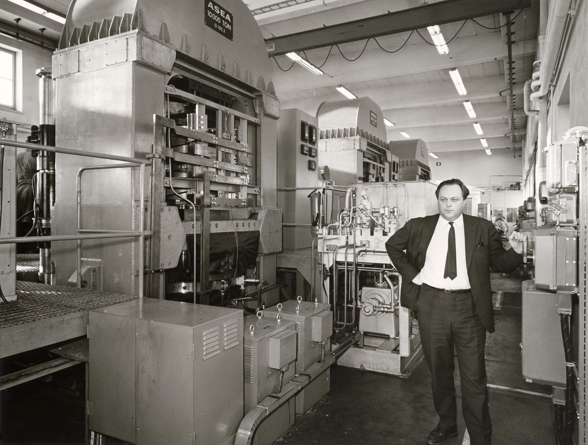 Diverse syntetiska diamanter. - Nicodur: metallbelagda diamanter. - RBD: diamanter för plastbundna slipskivor. - 140/170 RS: tidiga syntetiska diamanter ca 1963-1965 - Inplastat snitt av centralkapsel till Q-20. Diamanter framställda i högtryckskammare (P=5000 atm., T=1600 gr C., Diamanterna syns mellan koboltskivorna. - Hårdmetallstans till Hp-apparat Q-12. - Co-skivor till Q-20. - Diamanter för metallbundna slipskivor.