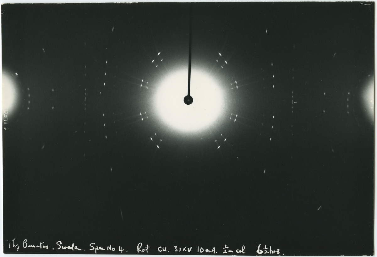 Diverse syntetiska diamanter. - Nicodur: metallbelagda diamanter. - RBD: diamanter för plastbundna slipskivor. - 140/170 RS: tidiga syntetiska diamanter ca 1963-1965 - Inplastat snitt av centralkapsel till Q-20. Diamanter framställda i högtryckskammare (P=5000 atm., T=1600 gr C., Diamanterna syns mellan koboltskivorna. - Hårdmetallstans till Hp-apparat Q-12. - Co-skivor till Q-20. - Diamanter för metallbundna slipskivor.