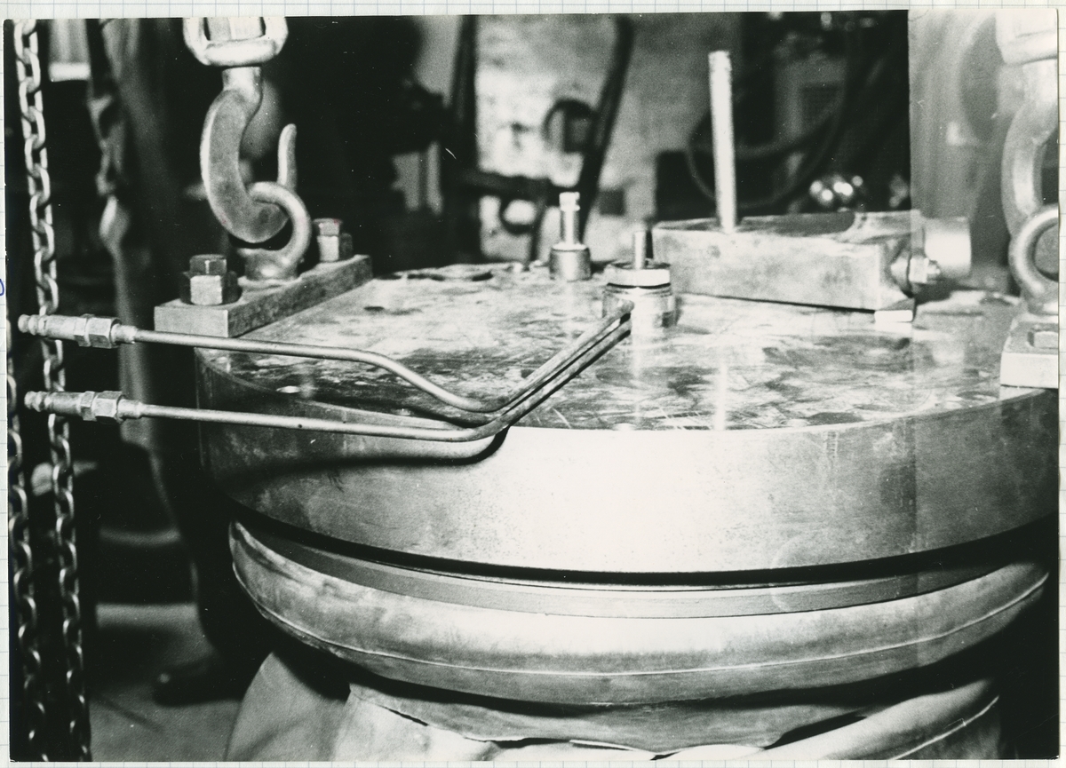 Diverse syntetiska diamanter. - Nicodur: metallbelagda diamanter. - RBD: diamanter för plastbundna slipskivor. - 140/170 RS: tidiga syntetiska diamanter ca 1963-1965 - Inplastat snitt av centralkapsel till Q-20. Diamanter framställda i högtryckskammare (P=5000 atm., T=1600 gr C., Diamanterna syns mellan koboltskivorna. - Hårdmetallstans till Hp-apparat Q-12. - Co-skivor till Q-20. - Diamanter för metallbundna slipskivor.