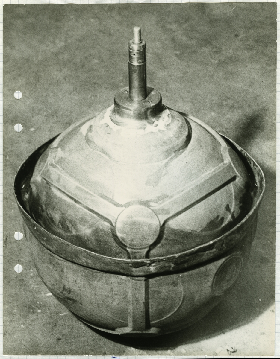 Diverse syntetiska diamanter. - Nicodur: metallbelagda diamanter. - RBD: diamanter för plastbundna slipskivor. - 140/170 RS: tidiga syntetiska diamanter ca 1963-1965 - Inplastat snitt av centralkapsel till Q-20. Diamanter framställda i högtryckskammare (P=5000 atm., T=1600 gr C., Diamanterna syns mellan koboltskivorna. - Hårdmetallstans till Hp-apparat Q-12. - Co-skivor till Q-20. - Diamanter för metallbundna slipskivor.