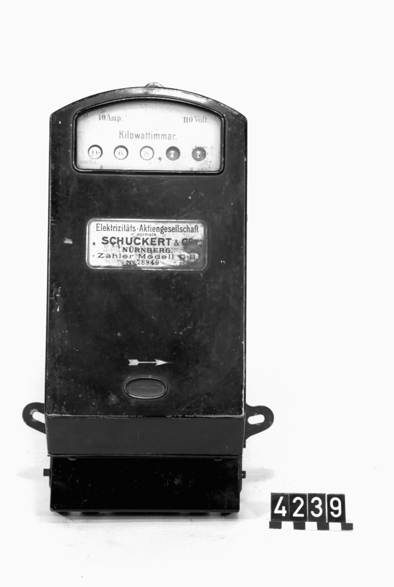 Strömmätare för 110 volt och 10 amp. Skylt på kåpan: "Elektrizitäts Aktiengesellschaft vormals Schuckert & Co Nürnberg. Zaehler Modell G.B. N:o 78949. D.R.P."