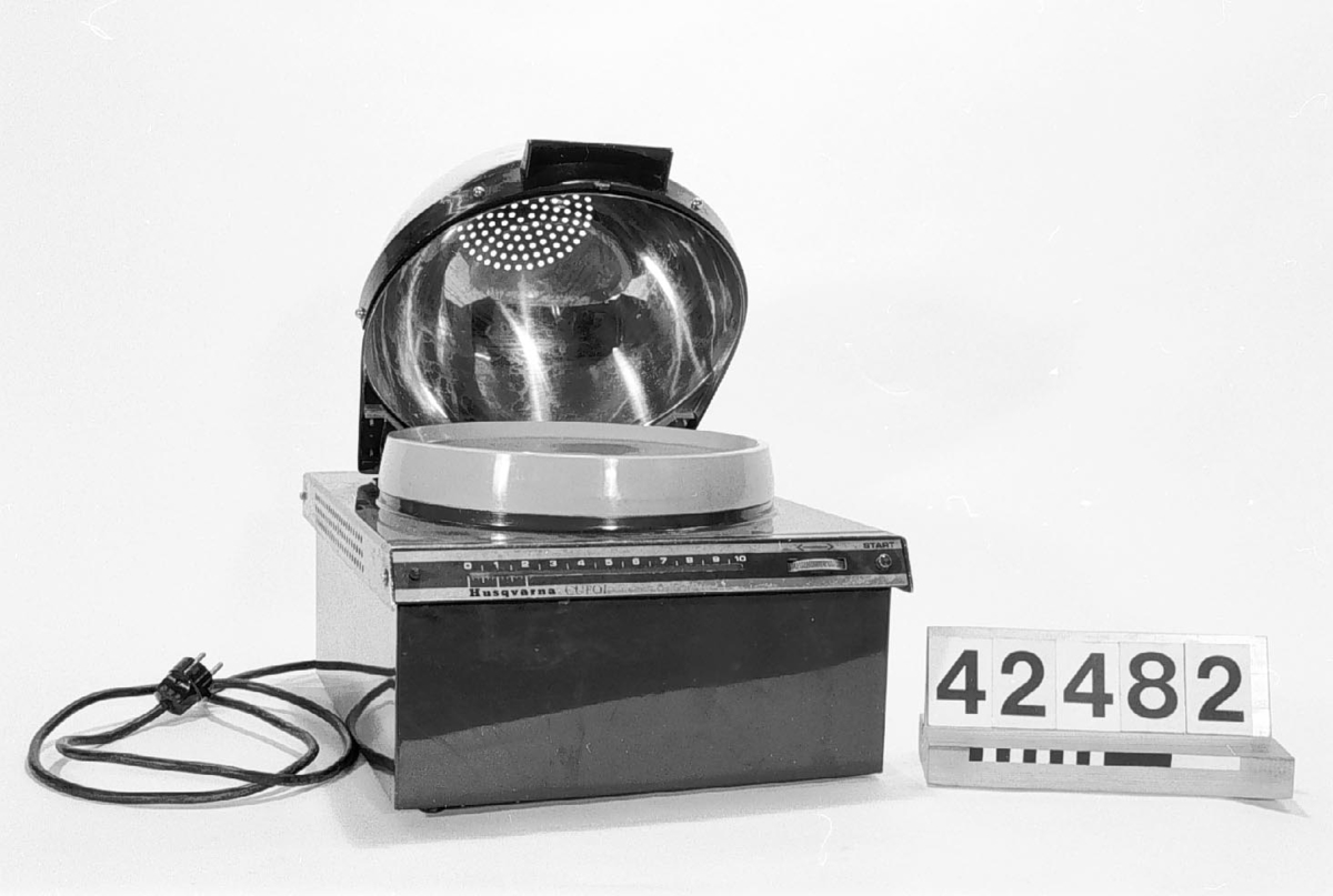 Mikrovågsugn. 220 V, 50 Hz, 10 A. Ineffekt 1,5 kW, mikrovågseffekt 0,7 kW, 250 MHz. 10 effektlägen.