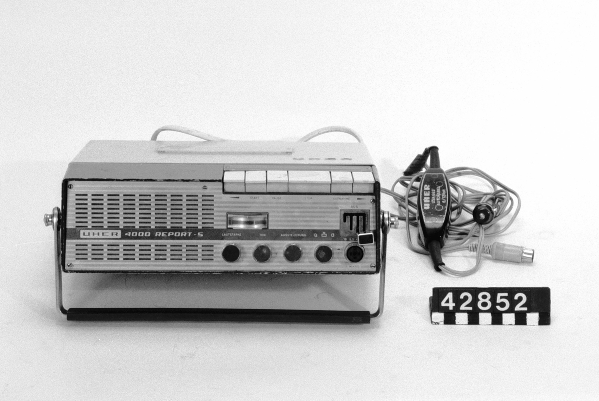 Rullbandspelare med 4 bandhastigheter, med Inbyggd batterieliminator.
Tillbehör: Spänningsomvandlare 6-12 V. Kabel för cigarettutag, en 6-polig sladd.