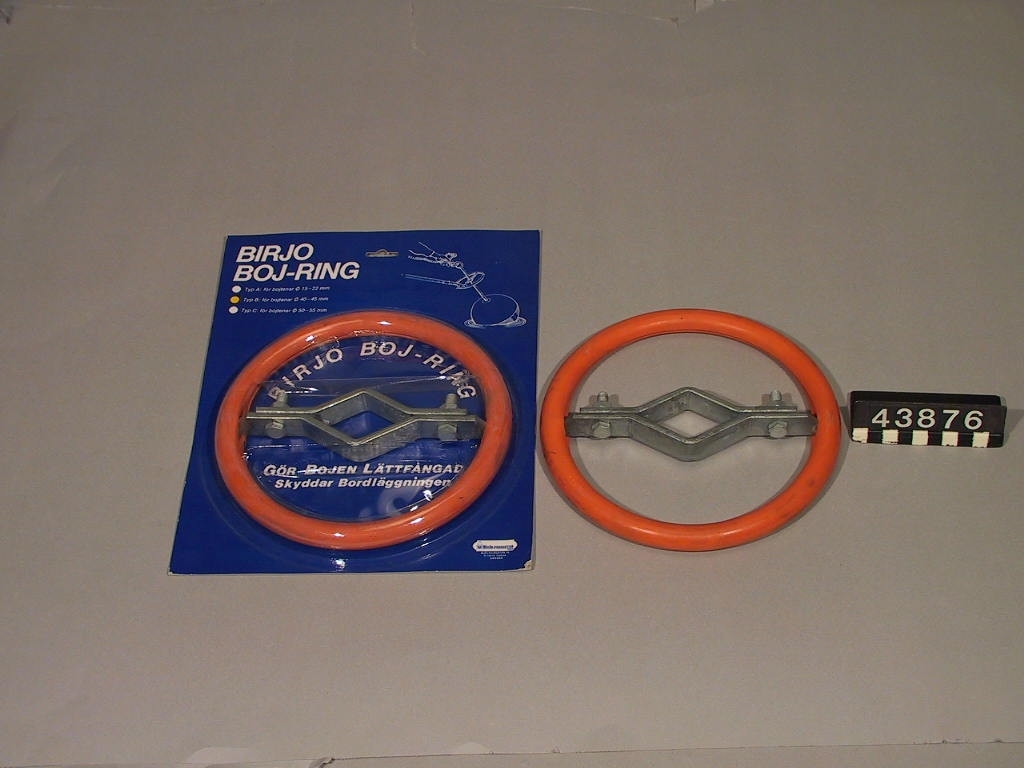 Bojringen monteras på en förtöjningsbojs ten med hjälp av två bultar. Bojringen skyddar bordläggningen och underlättar själva förtöjningen. Det går lättare att få tag med båtshaken då bojen kan svänga eller luta åt olika håll.