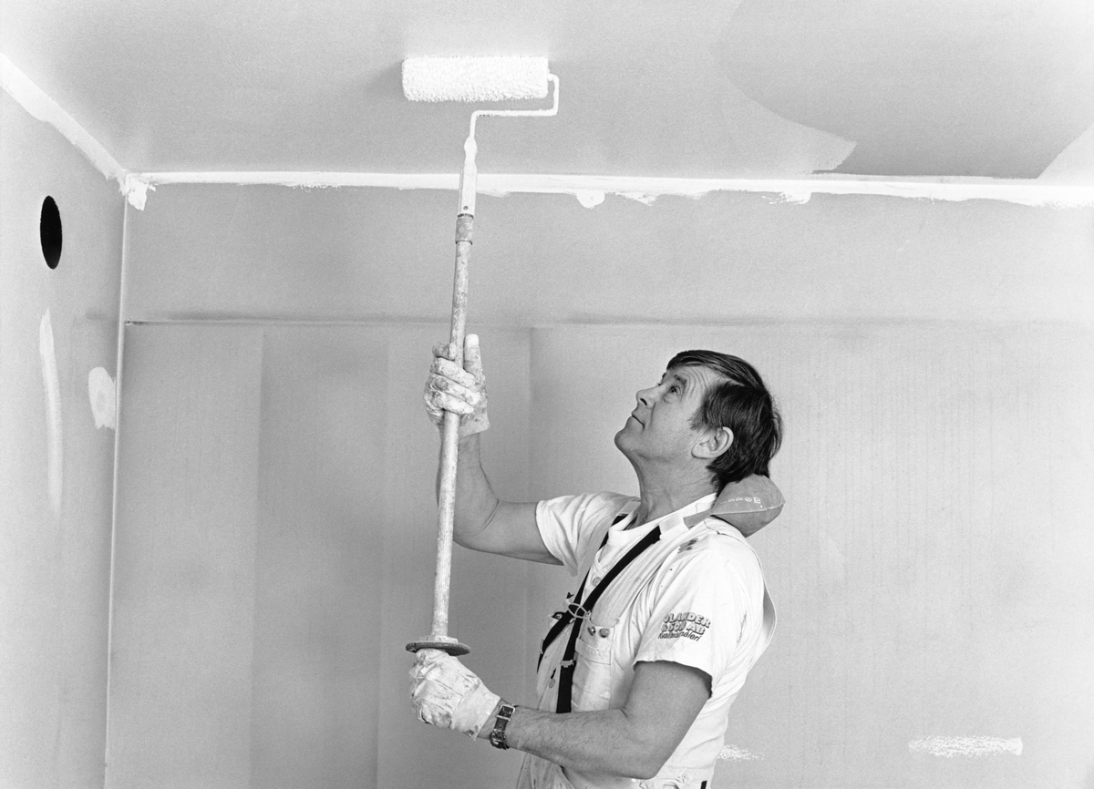 Nackkudde som är uppblåsbar och dessutom försedd med "hängslen" som man kan fästa vid byxorna. Kudden bidrar till att minska belastningen på nacke och skuldror när man under än längre tid arbetar med blicken riktad uppåt.