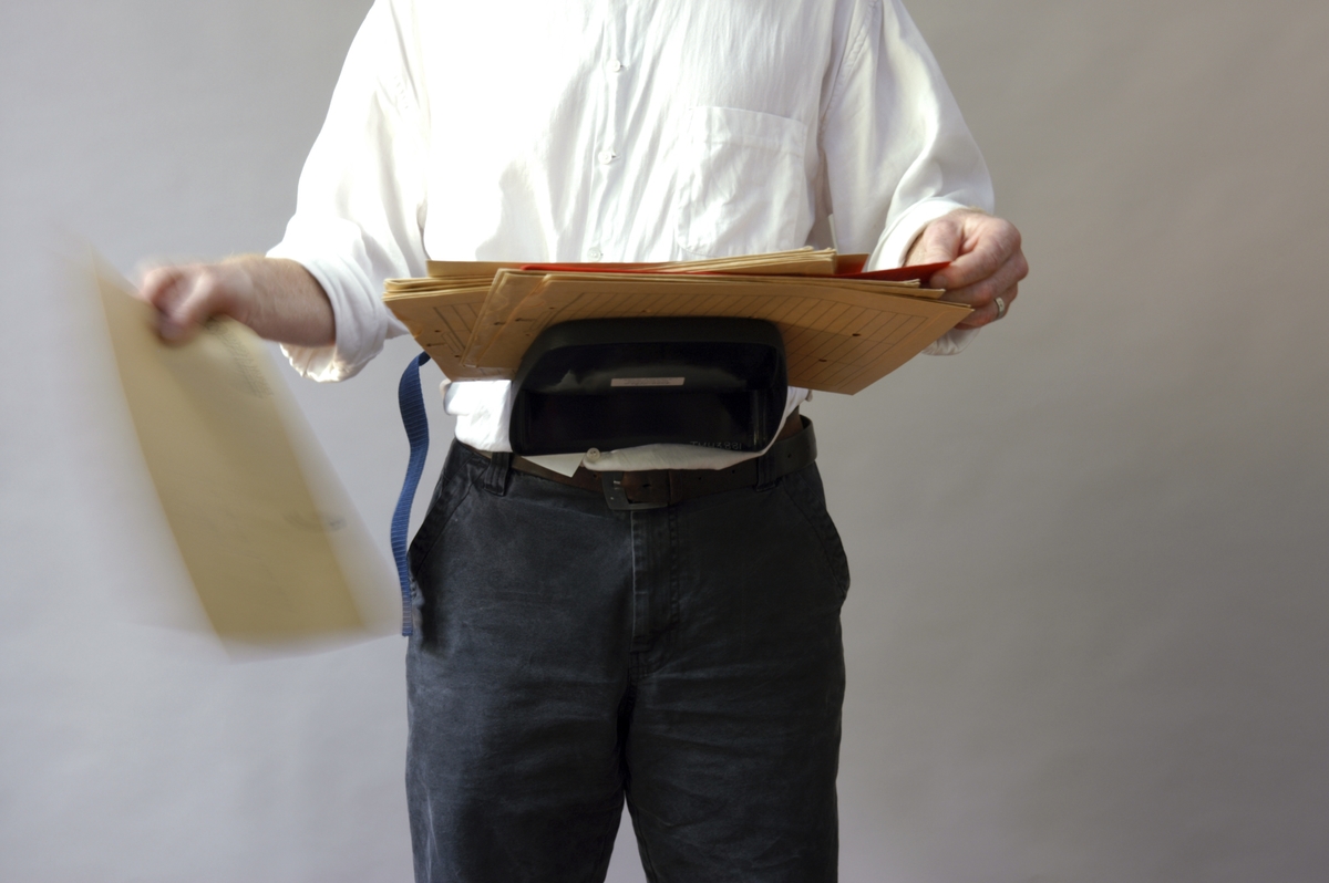 En formpressad hylla som fästs runt midjan med ett midjeband så att sorteringspersonal får en avlastningshylla vid sorteringsarbete och kan placera det som ska sorteras på hyllan och använda båda armarna åt sorteringen. Hyllan bidrar till att minska belastningen på nacke, skuldror och den bärande armen.